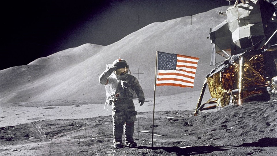 5 Evidences Prove Neil Armstrong Met Aliens On The Moon